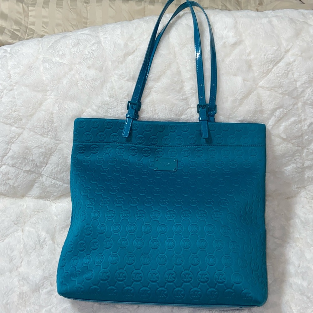 Like new MICHAEL KORS Turquoise Neoprene Jet Set Tote